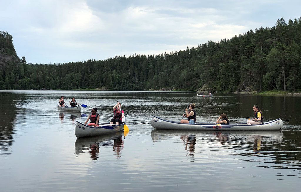 Barn som paddlar kanot i Munkedal